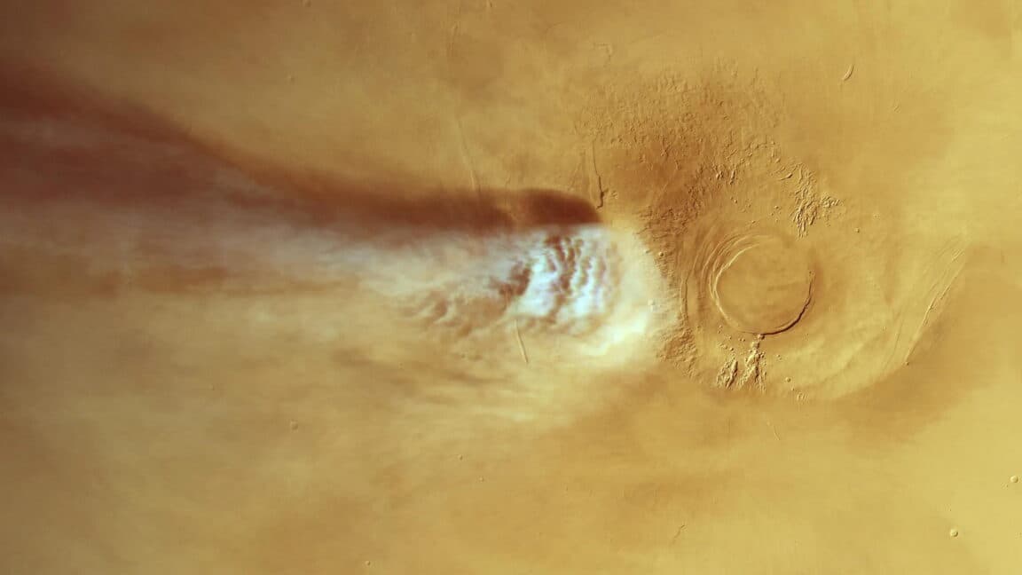 Mars Reveals a 1,000-Mile Cloud, Hinting at Uncharted Physics